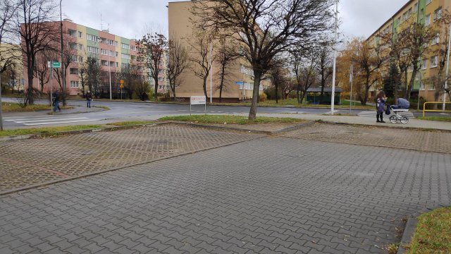Pusty parking przw ul. Wróblewskiego w Świdnicy