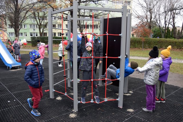 Nowy plac zabaw przy SP 2 w Świdnicy