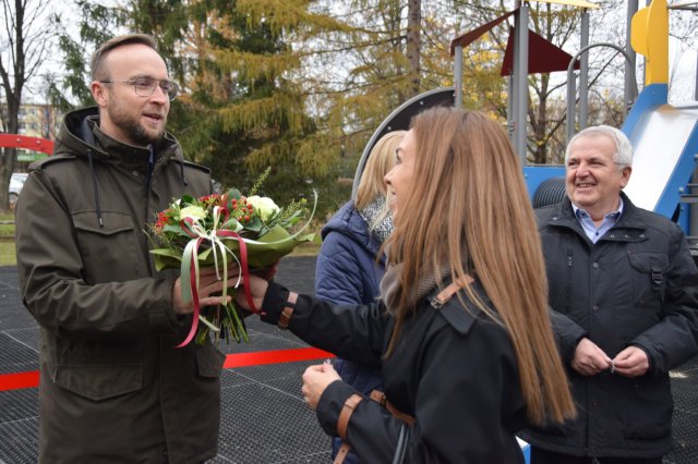 Nowy plac zabaw przy SP 2 w Świdnicy