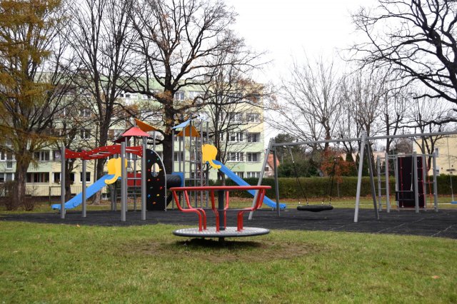 Nowy plac zabaw przy SP 2 w Świdnicy