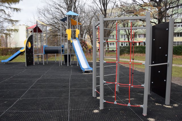 Nowy plac zabaw przy SP 2 w Świdnicy