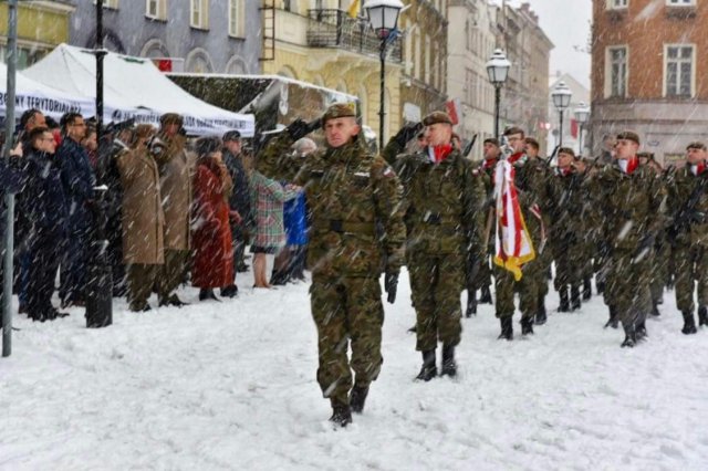 W zimowej aurze przysięgali na sztandar 16 Dolnośląskiej Brygady Obrony Terytorialnej