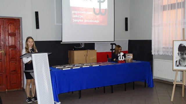 [FOTO] Podsumowanie projektu „Śladami Polskiego Państwa Podziemnego” w SP w Roztoce