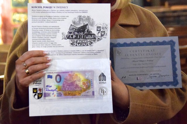 Oficjalna prezentacja banknotu 0 Euro z wizerunkiem Kościoła Pokoju w Świdnicy