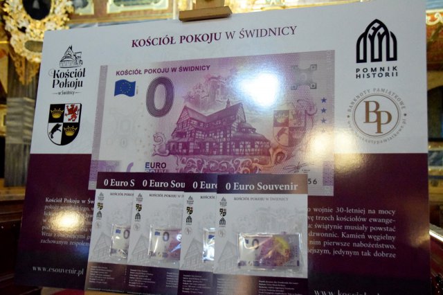 Oficjalna prezentacja banknotu 0 Euro z wizerunkiem Kościoła Pokoju w Świdnicy