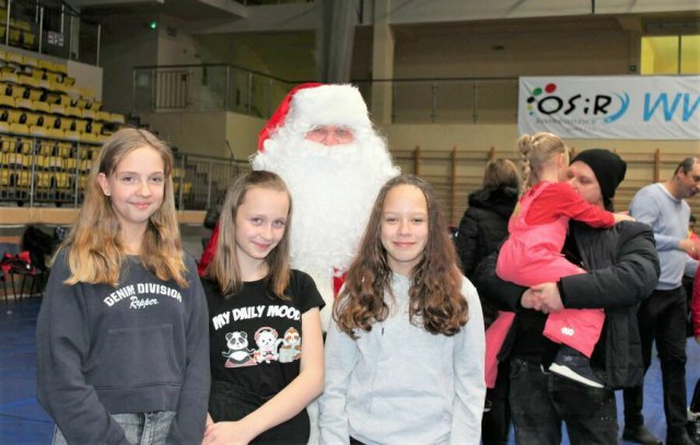 [FOTO] W świebodzickim rynku rozbłysła choinka i zawitał Mikołaj