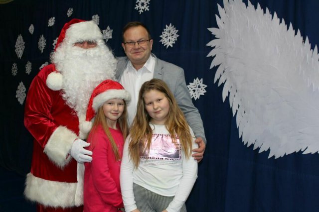 [FOTO] W świebodzickim rynku rozbłysła choinka i zawitał Mikołaj