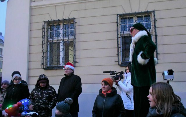 [FOTO] W świebodzickim rynku rozbłysła choinka i zawitał Mikołaj