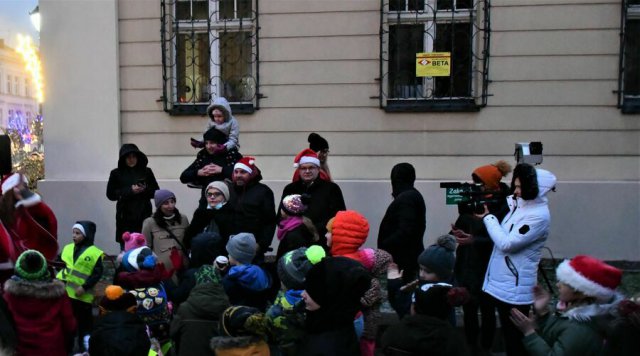 [FOTO] W świebodzickim rynku rozbłysła choinka i zawitał Mikołaj