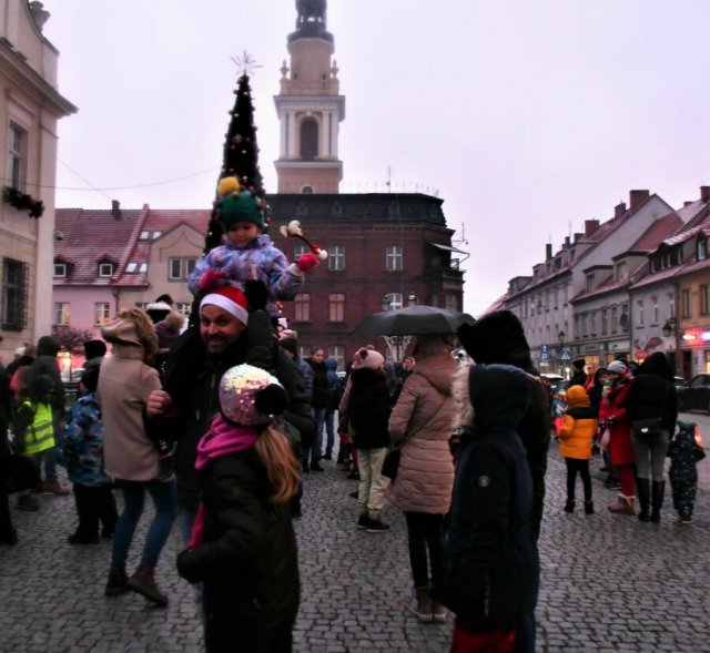 [FOTO] W świebodzickim rynku rozbłysła choinka i zawitał Mikołaj
