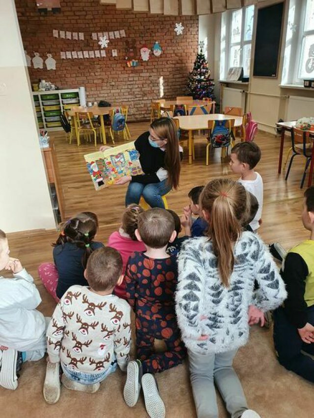 [FOTO] Dzieci z przedszkola w Kostrzy wysłuchały bajki o św. Mikołaju