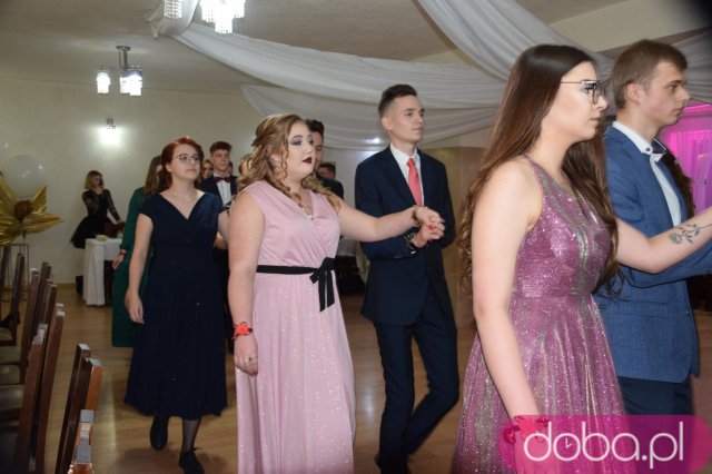 [FOTO] Poloneza czas zacząć... Studniówka Zespołu Szkół w Strzegomiu