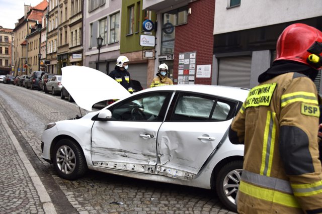 Kolizja na skrzyżowaniu ulicy Spółdzielczej z Trybunalską w Świdnicy
