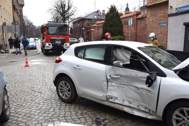 Kolizja na skrzyżowaniu ulicy Spółdzielczej z Trybunalską w Świdnicy