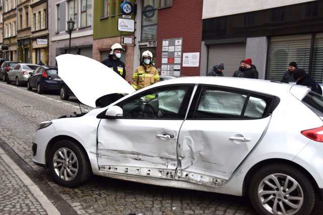 Kolizja na skrzyżowaniu ulicy Spółdzielczej z Trybunalską w Świdnicy