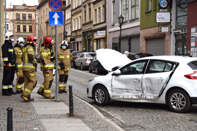 Kolizja na skrzyżowaniu ulicy Spółdzielczej z Trybunalską w Świdnicy