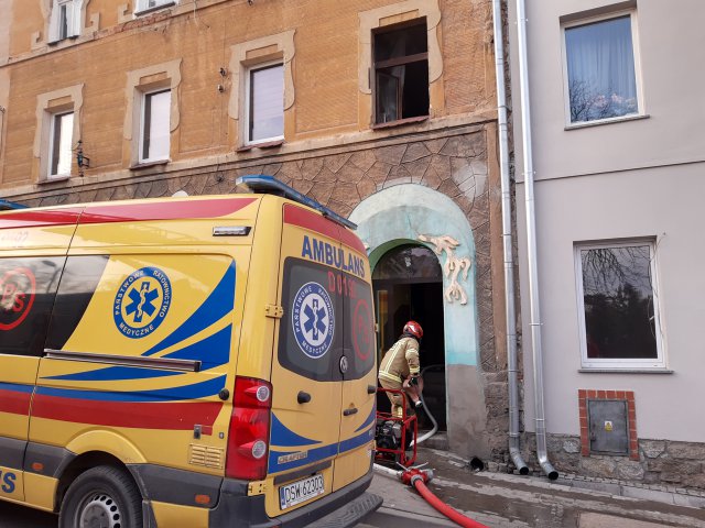 Pożar kamienicy w Strzegomiu. Interweniowało LPR