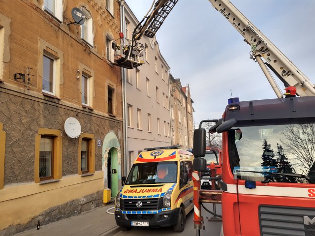 Pożar kamienicy w Strzegomiu. Interweniowało LPR