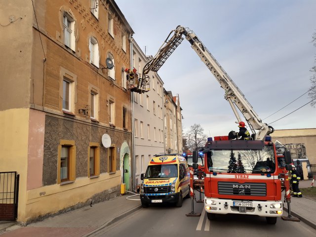 Pożar kamienicy w Strzegomiu. Interweniowało LPR