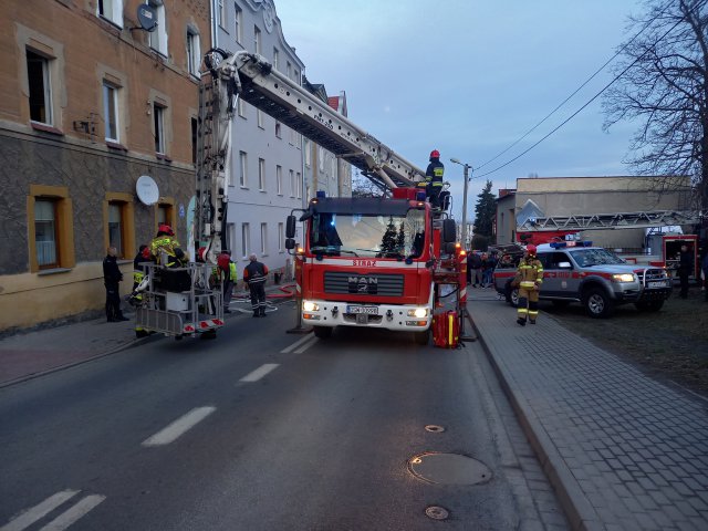 Pożar kamienicy w Strzegomiu. Interweniowało LPR