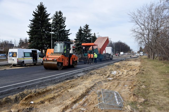 Trwa układanie podbudowy zasadniczej z betonu asfaltowego na ul. Sikorskiego