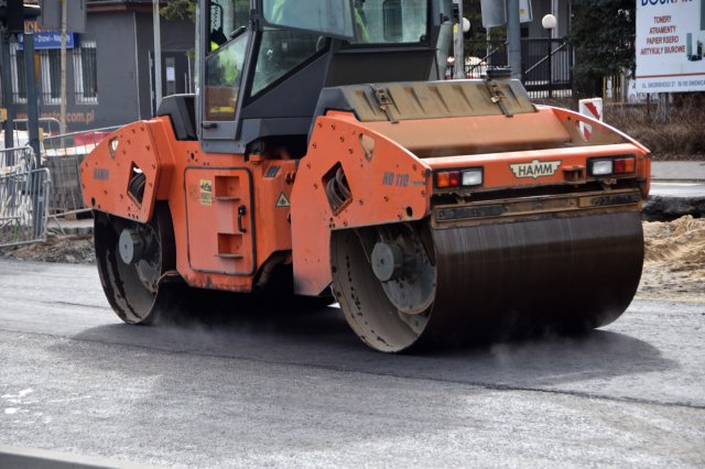 Trwa układanie podbudowy zasadniczej z betonu asfaltowego na ul. Sikorskiego