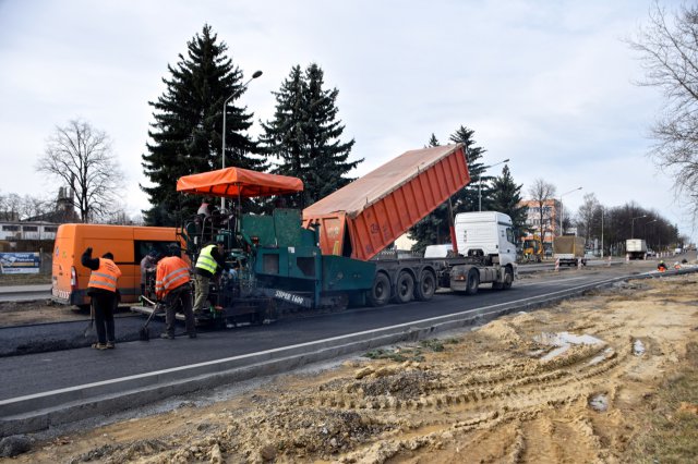 Trwa układanie podbudowy zasadniczej z betonu asfaltowego na ul. Sikorskiego