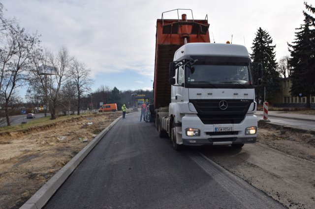 Trwa układanie podbudowy zasadniczej z betonu asfaltowego na ul. Sikorskiego