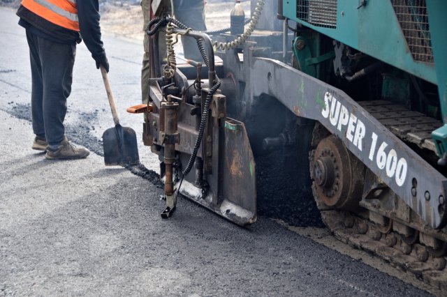 Trwa układanie podbudowy zasadniczej z betonu asfaltowego na ul. Sikorskiego