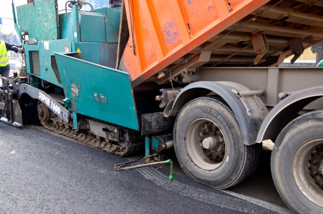 Trwa układanie podbudowy zasadniczej z betonu asfaltowego na ul. Sikorskiego