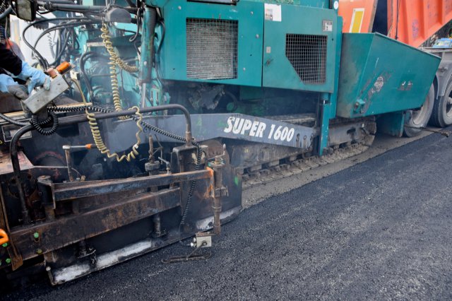 Trwa układanie podbudowy zasadniczej z betonu asfaltowego na ul. Sikorskiego