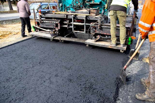 Trwa układanie podbudowy zasadniczej z betonu asfaltowego na ul. Sikorskiego