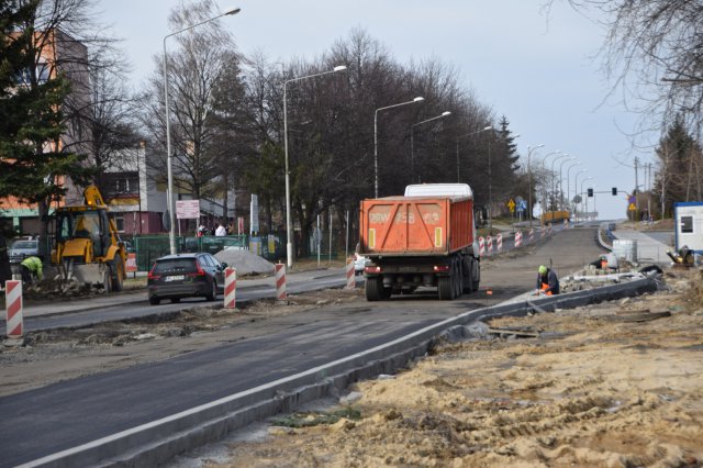 Trwa układanie podbudowy zasadniczej z betonu asfaltowego na ul. Sikorskiego