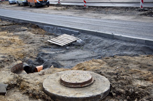 Trwa układanie podbudowy zasadniczej z betonu asfaltowego na ul. Sikorskiego