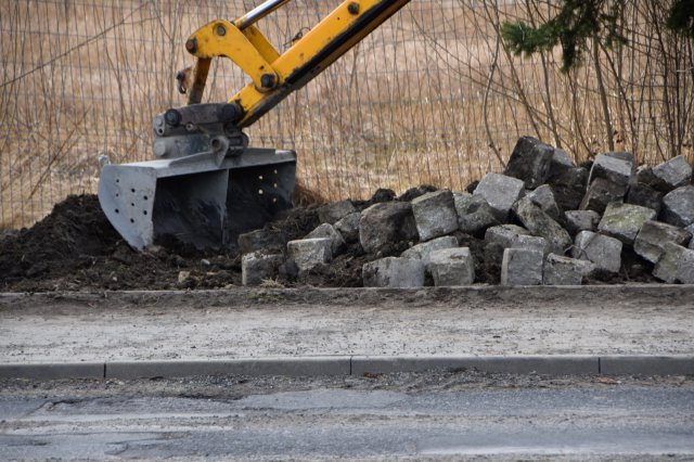 Trwa układanie podbudowy zasadniczej z betonu asfaltowego na ul. Sikorskiego