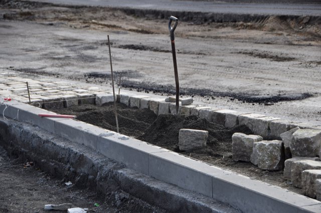 Trwa układanie podbudowy zasadniczej z betonu asfaltowego na ul. Sikorskiego