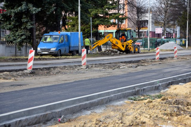 Trwa układanie podbudowy zasadniczej z betonu asfaltowego na ul. Sikorskiego