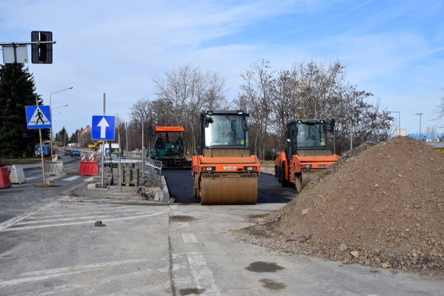 Trwa układanie podbudowy zasadniczej z betonu asfaltowego na ul. Sikorskiego