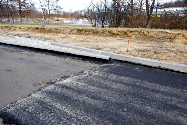 Trwa układanie podbudowy zasadniczej z betonu asfaltowego na ul. Sikorskiego