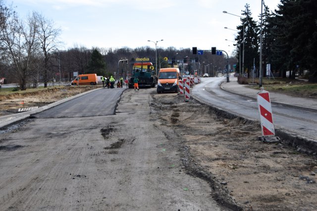 Trwa układanie podbudowy zasadniczej z betonu asfaltowego na ul. Sikorskiego