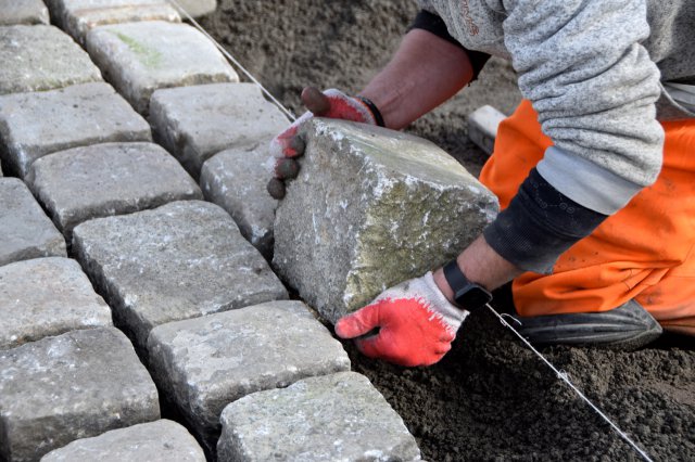 Trwa układanie podbudowy zasadniczej z betonu asfaltowego na ul. Sikorskiego