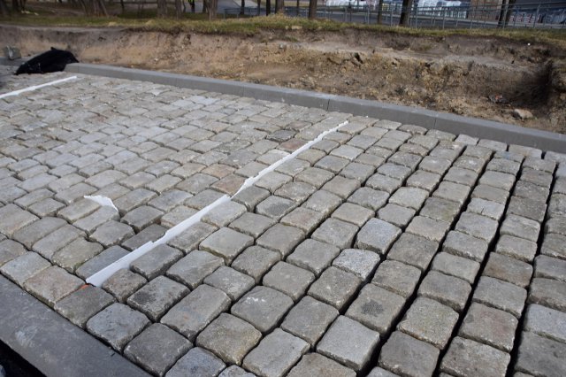 Trwa układanie podbudowy zasadniczej z betonu asfaltowego na ul. Sikorskiego