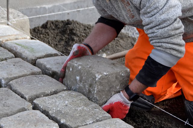 Trwa układanie podbudowy zasadniczej z betonu asfaltowego na ul. Sikorskiego