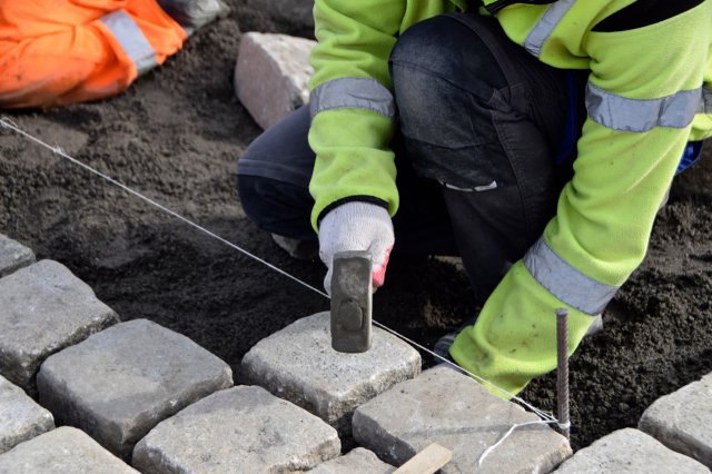 Trwa układanie podbudowy zasadniczej z betonu asfaltowego na ul. Sikorskiego