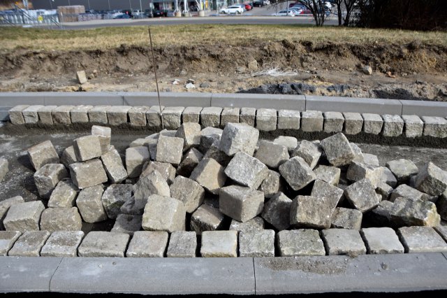 Trwa układanie podbudowy zasadniczej z betonu asfaltowego na ul. Sikorskiego