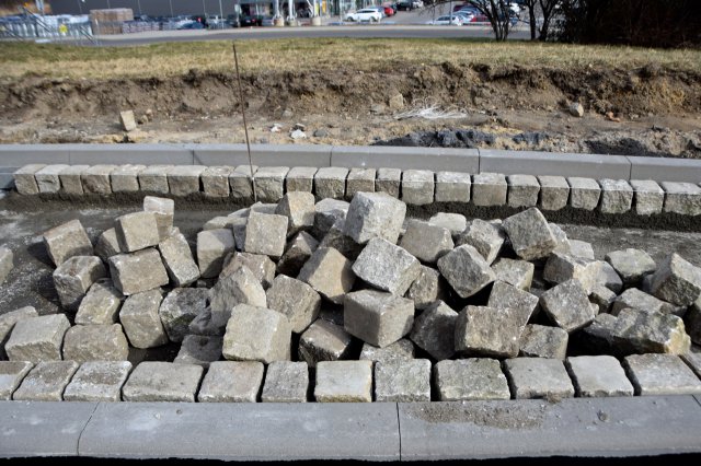 Trwa układanie podbudowy zasadniczej z betonu asfaltowego na ul. Sikorskiego