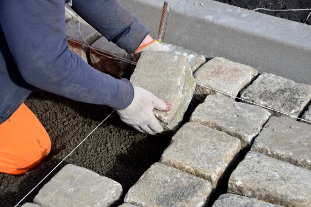 Trwa układanie podbudowy zasadniczej z betonu asfaltowego na ul. Sikorskiego