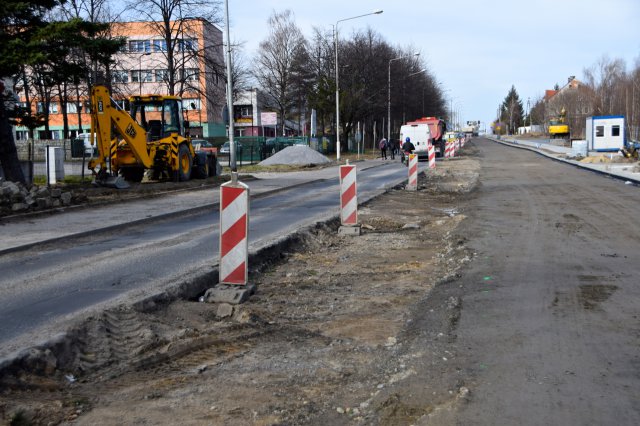 Trwa układanie podbudowy zasadniczej z betonu asfaltowego na ul. Sikorskiego