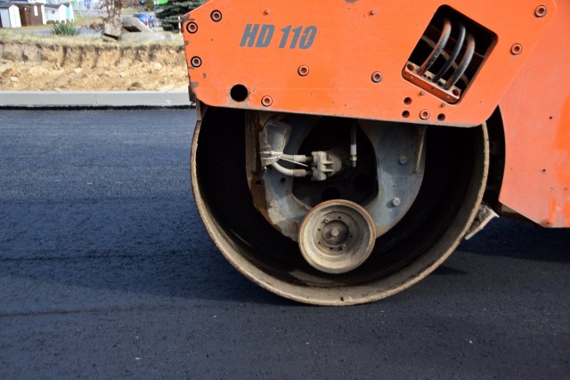 Trwa układanie podbudowy zasadniczej z betonu asfaltowego na ul. Sikorskiego