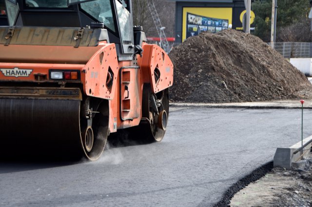 Trwa układanie podbudowy zasadniczej z betonu asfaltowego na ul. Sikorskiego